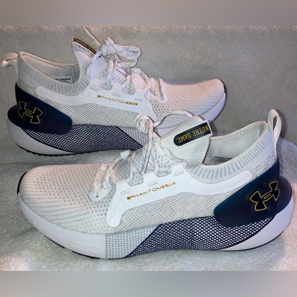 Size M8/W9.5 Under Armour HOVR Phantom 3 SE University of Notre Dame 3026908-100